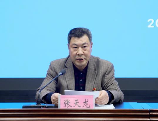 县委第二巡察组组长张天龙通报巡察任务和工作安排,县法院党组书记