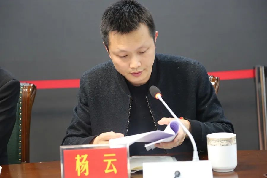 院干警参加,盐津县纪委监委派驻人民法院纪检监察组组长杨云出席会议