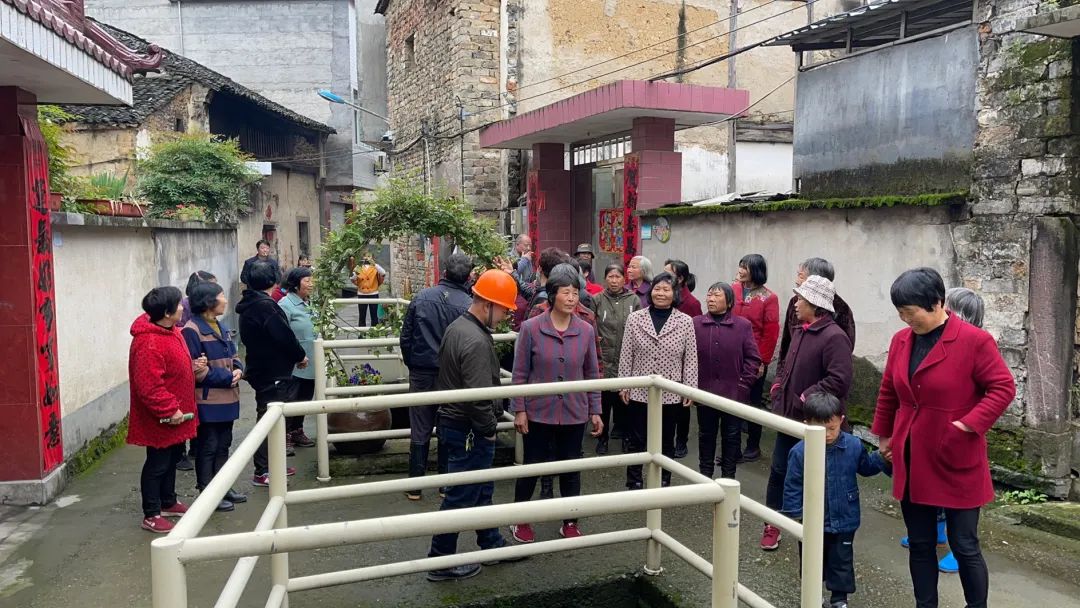 会后,还专程带领农户到洪家村实地参观了美丽庭院.