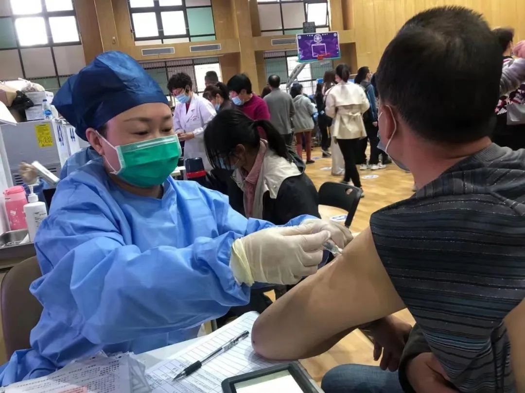 我为群众办实事疫苗接种点的斜杠护士