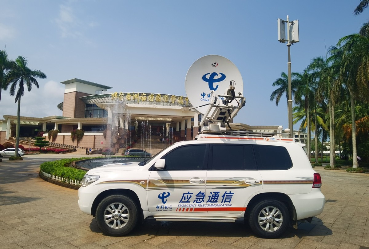 博鳌亚洲论坛国际会议中心外中国电信应急通信车准备就绪