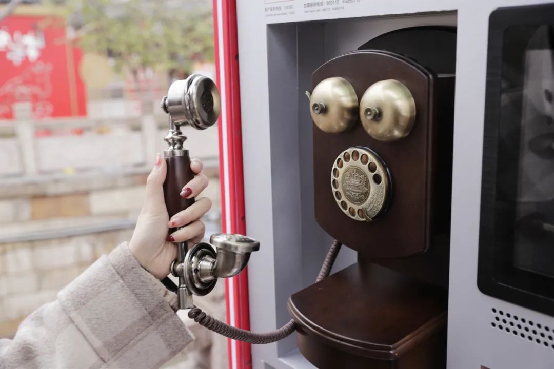 新技术装备新功能南翔老街上来了2座不一般的电话亭