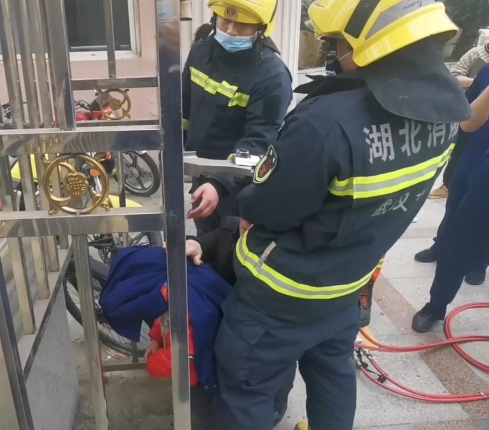 紧急救援 | 三岁女童头部被卡护栏