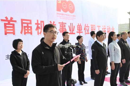 县委副书记熊辉主持开幕式.