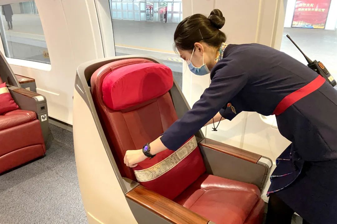 美银西高铁乘务员小姐姐换新装啦