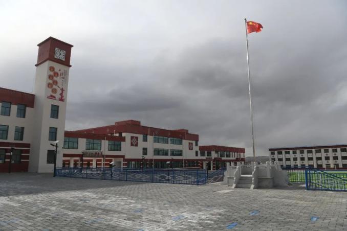 图为聂荣县第二完全小学一角.记者 李洲 摄