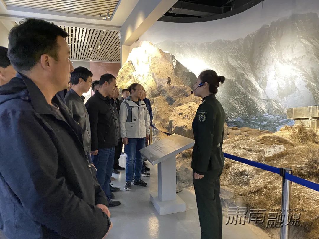 在石窝会议纪念馆,讲解员为村党支部书记们详细讲述了红西路军艰苦