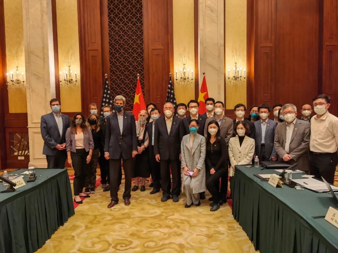 中国气候变化事务特使解振华同美国总统气候问题特使克里在上海举行