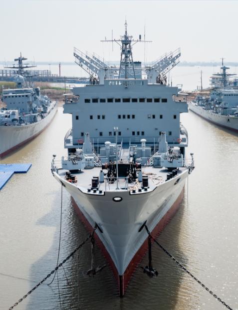 城",自2011年起,人民海军先后向高港区捐赠了三艘退役军舰和一艘潜艇