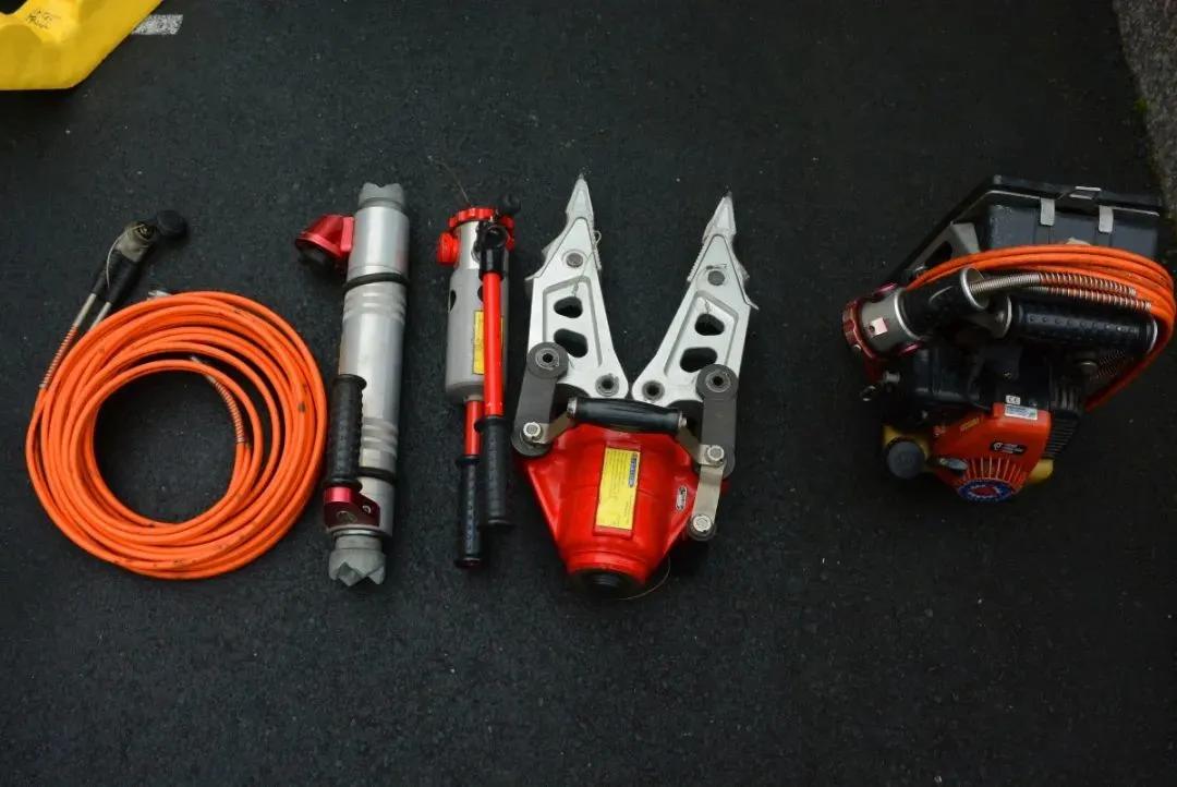 液压破拆工具组主要用于火灾,交通事故,地震等灾害时迅速而有效地剪切