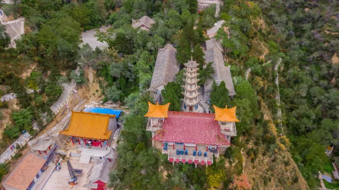 大家還在等什麼風裡雨裡 臨洮縣嶽麓山景區就在這裡 用它的美麗召喚著