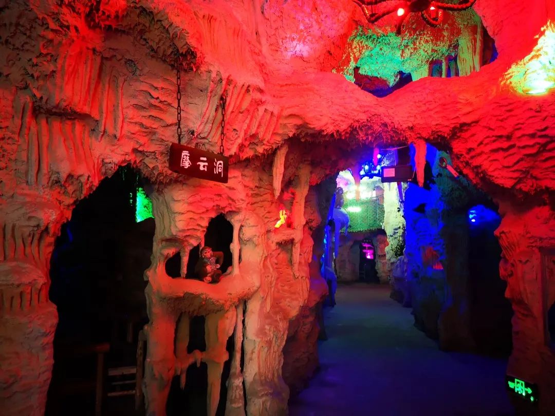 进入水帘洞,凉爽扑面,内部别有洞天,盘丝洞,火云洞,清华洞,魔云洞等