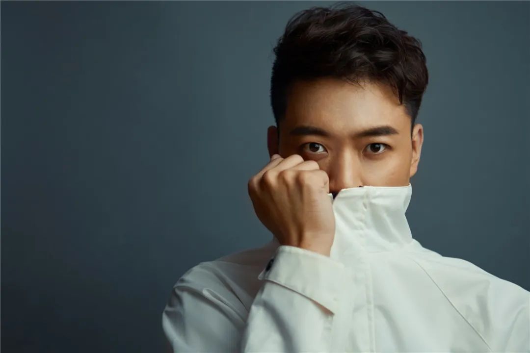 将近一米九的好个子,中戏导演系毕业,演员出身的谢帅导演,他身上闪光