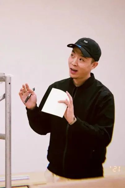 天窗幕后艺术在前生活在后站在中间的导演谢帅如是听闻