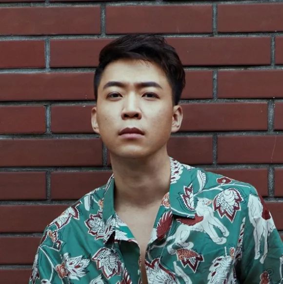 我不知道三十多岁的谢帅导演,在这首歌里具体听到了什么,但在那个时候