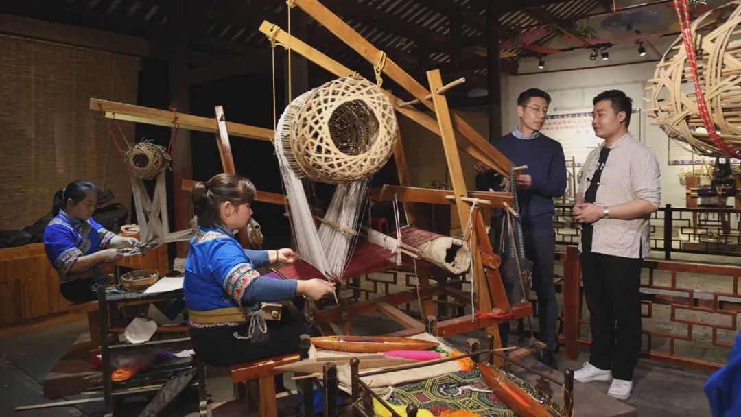 唱着山歌卖壮锦,这位90后歌王不简单……