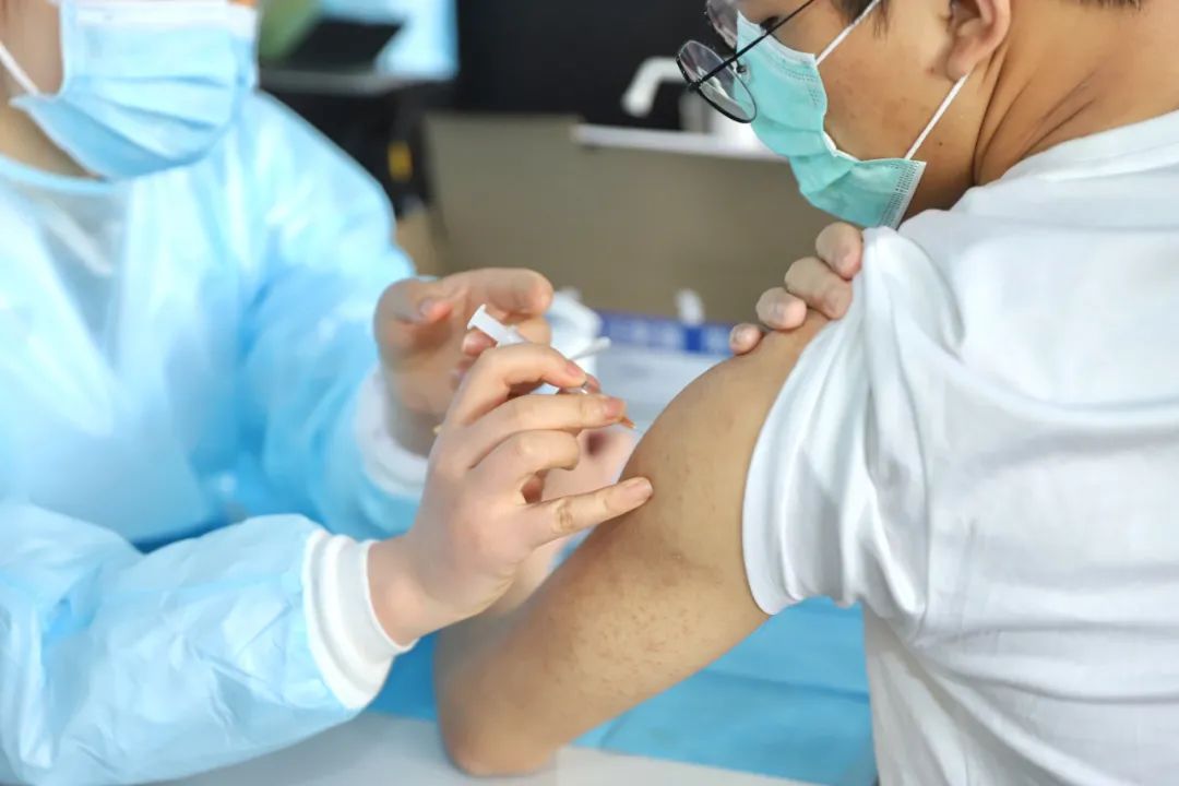 针不错浙师大集体首批新冠疫苗第一针开始接种