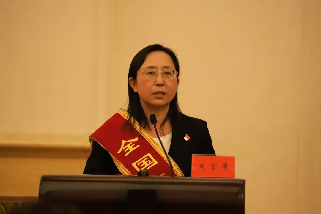 ▲武汉市金银潭医院重症医学科主任吴文娟在会上发言