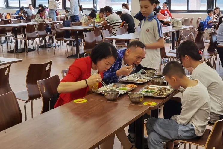 食堂用餐▲学校在5月份还会举行校园开放日活动,家长可关注广东广雅