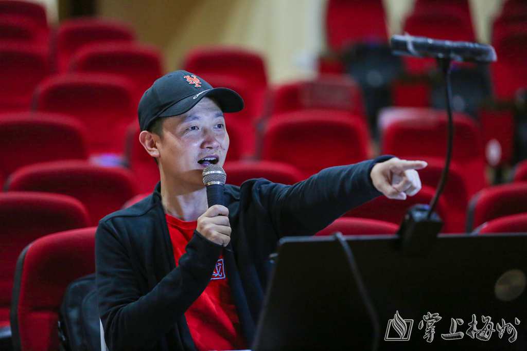 青年导演王焱正在导演新剧.一个人带动一群人,一群人坚守一份情.