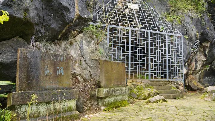 远远望见一座青山,半山腰上被铁栅栏封住的洞口若隐若现,这便是乌龟洞