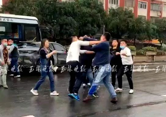 视频热传!今早,一群人在教育东路路中打架,原因是