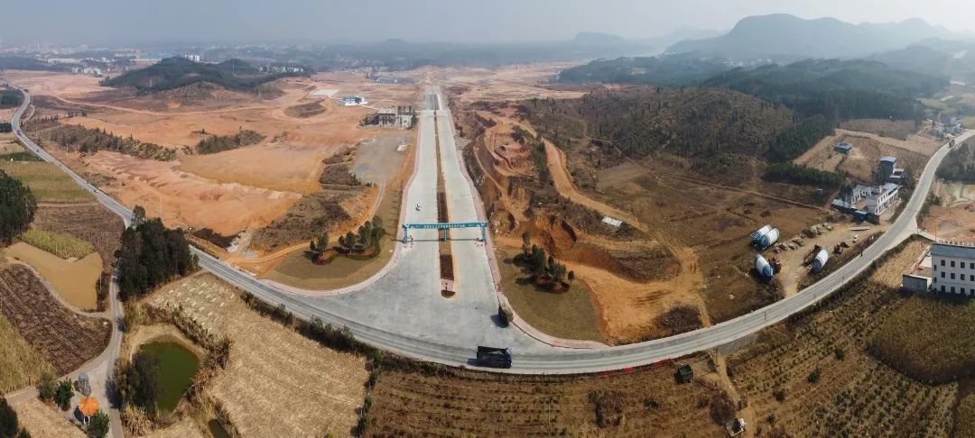 1月23日,正在建设中的来宾市三江口节能环保生态产业园,355国道从旁边