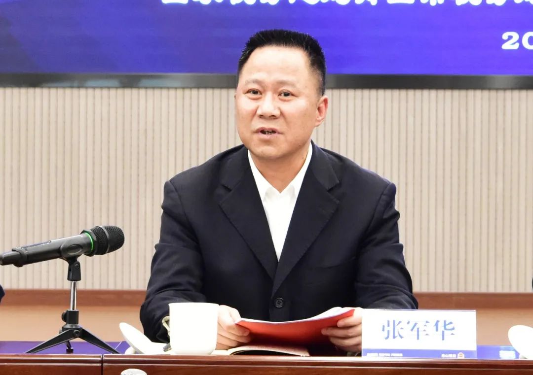 张军华首先就"亲清直通车&middot;政企恳谈会"的基本情况做了介绍.