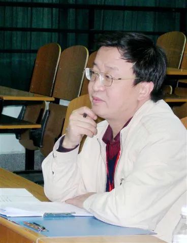 为了更好地运用新技术,段哲民主动参加面向全国教师的雨课堂培训,"到