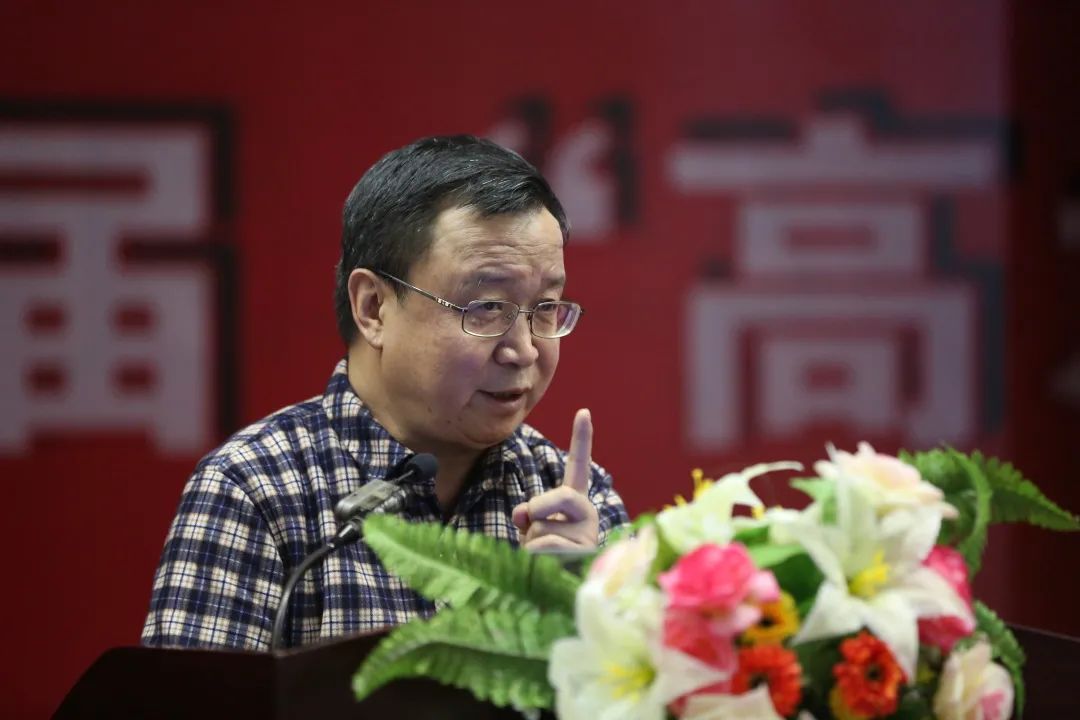 "段哲民的学生,电子信息学院教授周巍说.