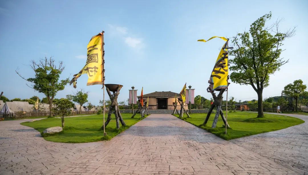 能更好地体验三国文化入住"周瑜大军营帐"换上三国服饰三国村历史氛围