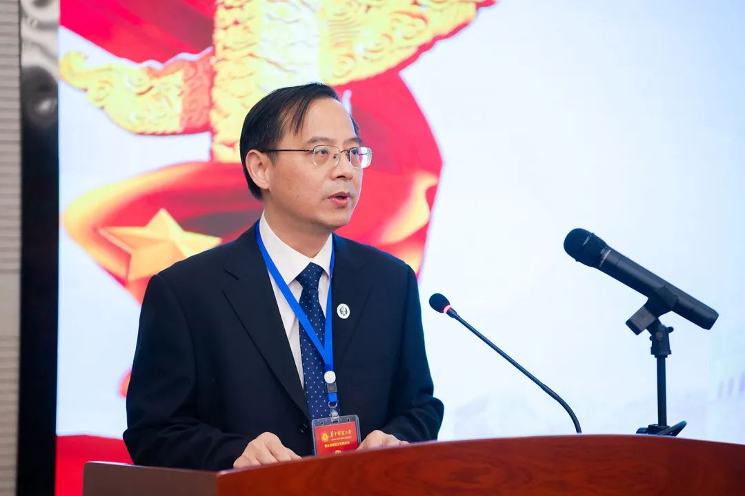 校党委副书记,纪委书记陈厚丰主持大会第一次全体会议教代会现场4月17