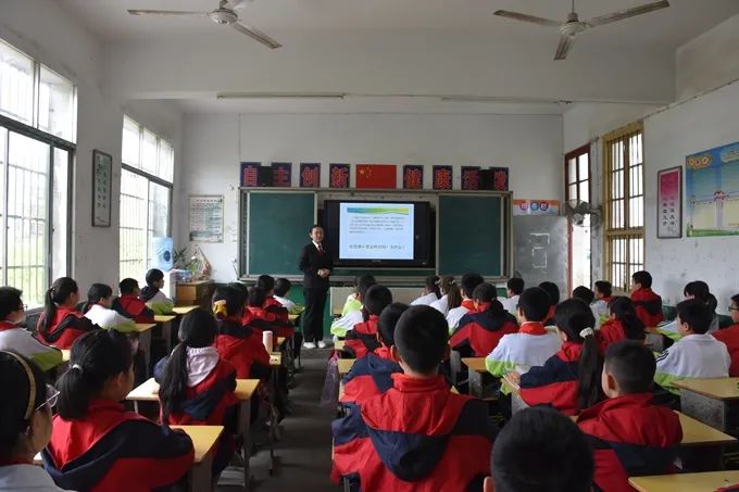 送法进校园活动,为广兴洲镇中心小学的学生们上了一堂生动的普法课