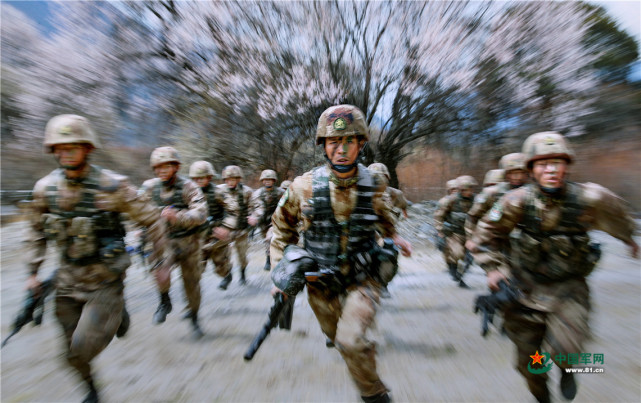 勇当沙场马前卒 西藏军区某合成旅侦察营营长马乾练兵备战影像