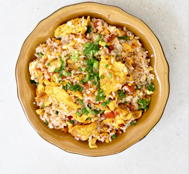 钟世秀精心烹饪的蛋炒饭