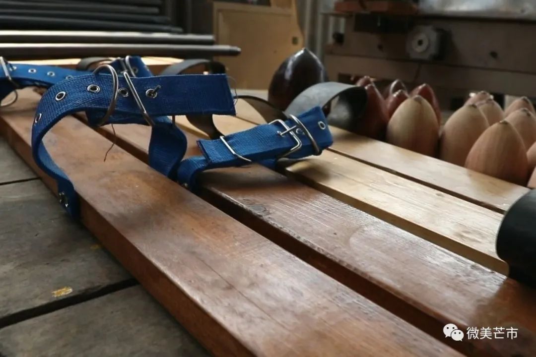 唐勒崩生产的陀螺,高跷,板鞋等少数民族传统体育器材,属纯手工制作