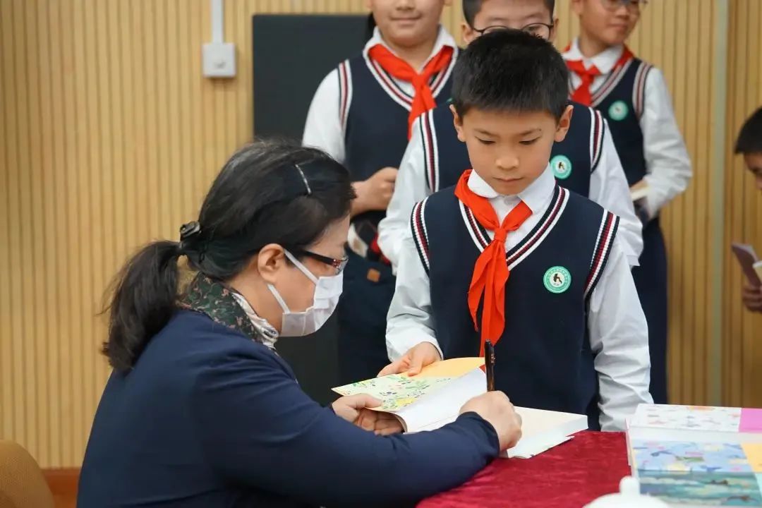 文学进校园文学照耀成长著名儿童作家秦文君老师莅临东荷小学做专题