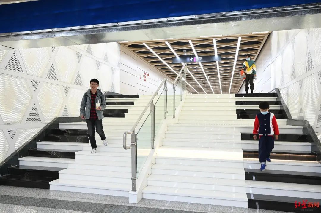 上周,成都地铁3号线磨子桥站a口与城市音乐厅相连的通道开放,从此路过
