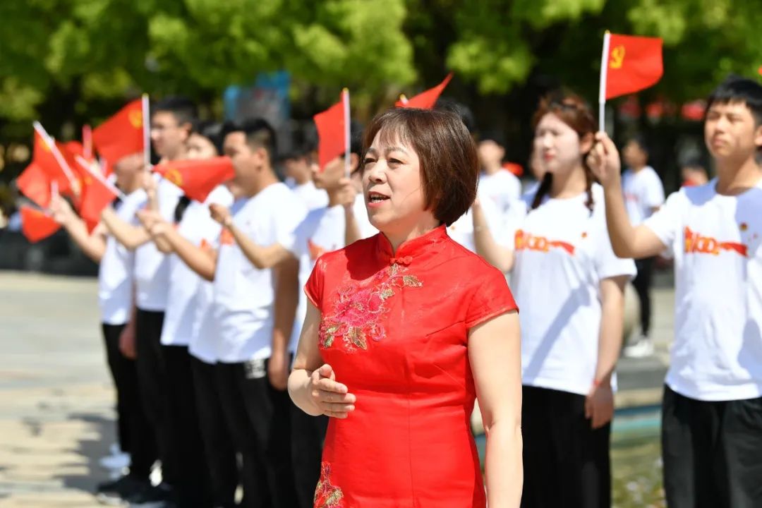 快闪点燃校园百名师生齐唱红歌致敬建党百年