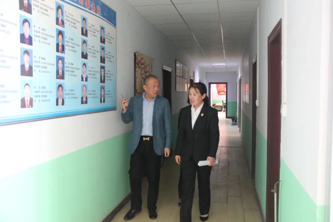 伊川法院党组书记,院长牛晓萍走访律师事务所
