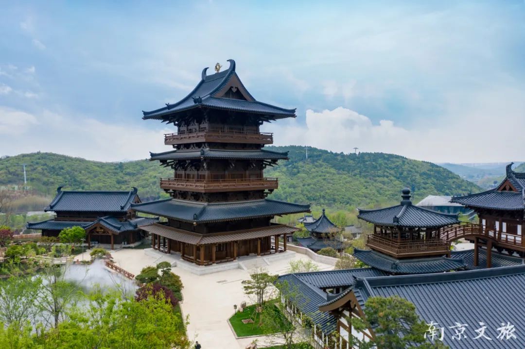 山,形成三层叠水越过天渊池可以看到 南京园最具标志性的建筑景阳楼