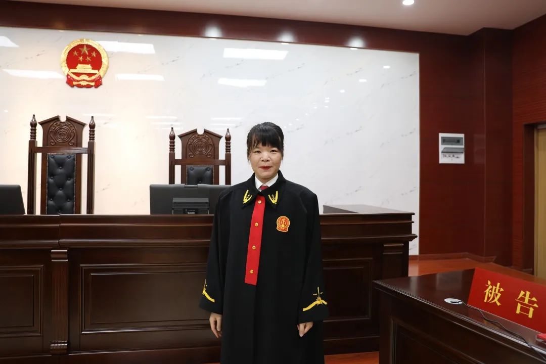 教育整顿英模篇刘愉平初心耀法徽奉献守天平