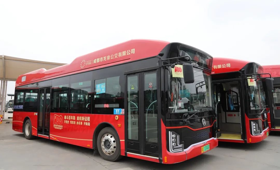 流动的风景红色主题公交车来了