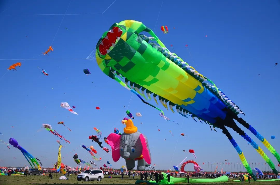 4月17日,第38届潍坊国际风筝会万人放飞等活动在滨海隆重举行,全国