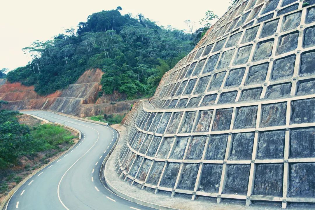 高达150毫米每小时的降雨能在顷刻间汇成沼泽,河溪成型路基易被破坏就