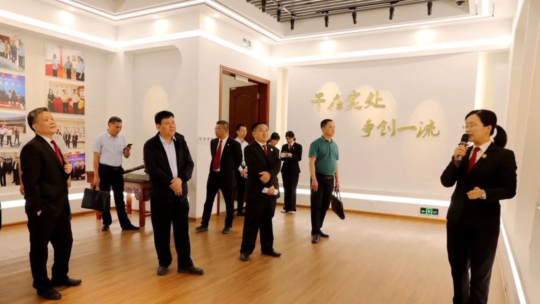 张镇雄,副组长陈少平,王建兴,联络员孙韬等一行深入漳州中院检查指导