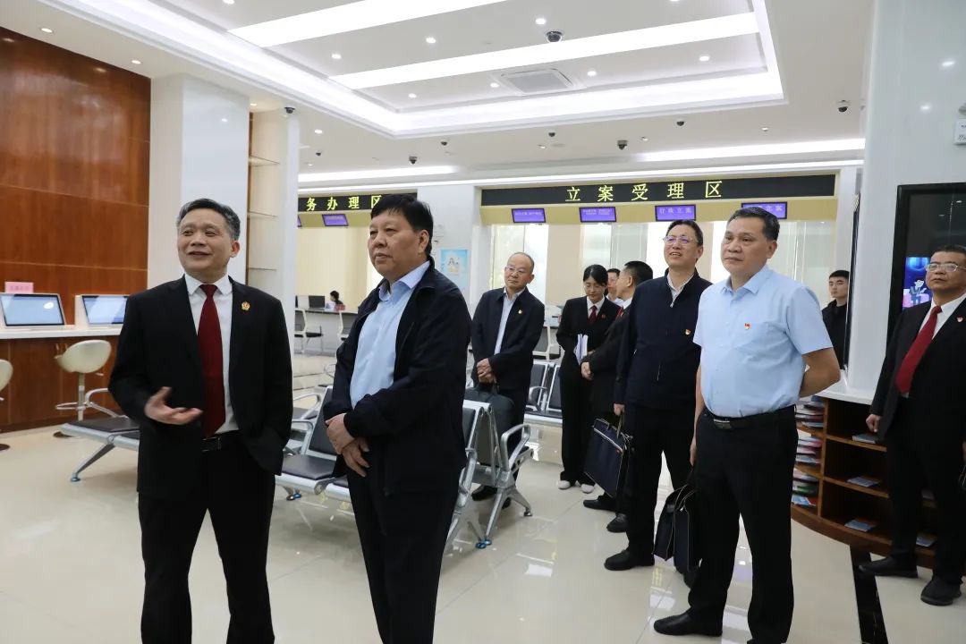 张镇雄,副组长陈少平,王建兴,联络员孙韬等一行深入漳州中院检查指导