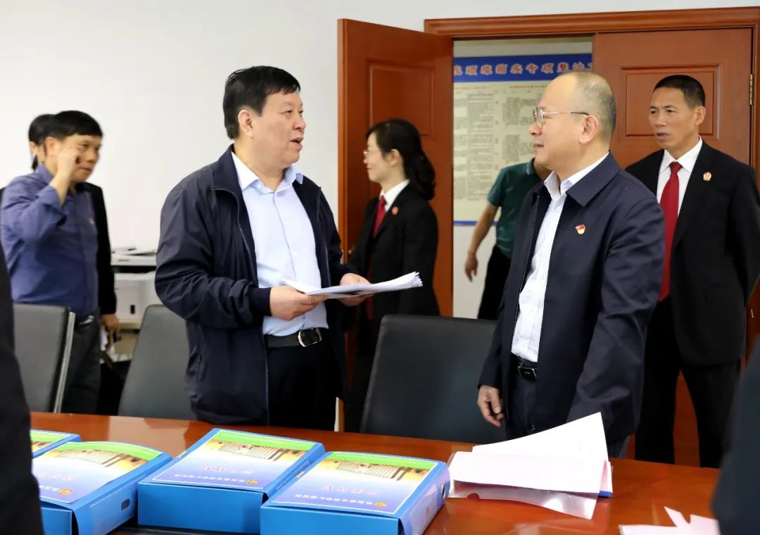 张镇雄,副组长陈少平,王建兴,联络员孙韬等一行深入漳州中院检查指导