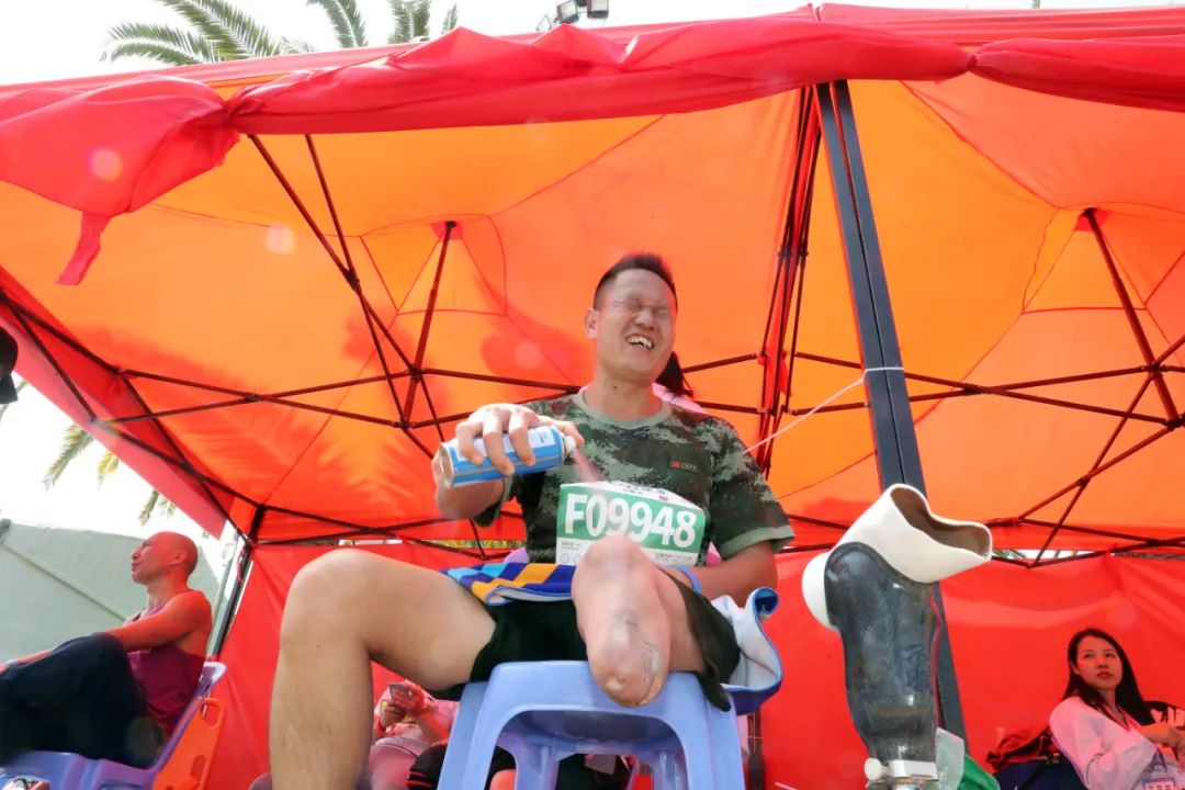 又帅又飒厦门老兵独腿征服全程马拉松