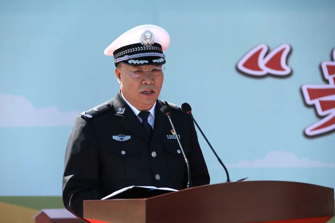 长春市公安局交警支队支队长杜占武作表态发言.